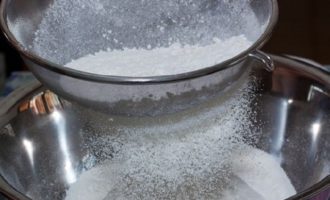 Hur gör man läcker klimpdeg hemma? Vitt mjöl ska användas av högsta kvalitet. Se till att sikta den 2 gånger i en skål genom en sil, så blir den mättad med syre och degen blir luftig, utan klumpar.