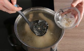 Com cuinar satsivi de pollastre georgià segons la recepta clàssica? Poseu la carcassa de pollastre en una cassola i afegiu-hi aigua freda perquè cobreixi una mica el pollastre. Poseu la cassola a foc fort i deixeu-ho bullir. Assegureu-vos d'eliminar l'escuma. Saleu lleugerament el brou al vostre gust.