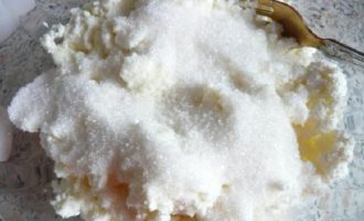 Hur lagar man fluffiga cheesecakes med mannagryn och keso i en stekpanna enligt det klassiska receptet? Mosa kesoen med en gaffel. Tillsätt socker och lite salt.