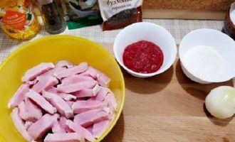 Paano magluto ng baboy gulash na may harina at tomato paste na sarsa ayon sa klasikong recipe? Bago lutuin, ang baboy ay dapat hugasan at pagkatapos ay i-cut sa mga piraso (ito ay maginhawa upang gawin ito sa mga cube o medium-sized na mga piraso). Sa parehong oras, maghanda ng harina, mga peeled na sibuyas, tomato paste at mga panimpla.