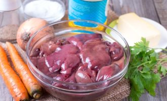 Pentru a face un pate de ficat de pui delicios, pregătiți toate ingredientele. Ficatul trebuie spălat bine și curățat de tot excesul - grăsimi, pelicule și alte lucruri. Spălați și curățați mai întâi morcovii și ceapa. Pentru a face un pate de ficat de pui delicios, pregătiți toate ingredientele. Ficatul trebuie spălat bine și curățat de tot excesul - grăsimi, pelicule și alte lucruri. Spălați și curățați mai întâi morcovii și ceapa.