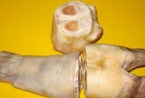 Para makagawa ng masarap na beef jellied meat, maghanda ng beef leg. Mas mainam na bilhin ito na lagari na sa mga piraso upang kapag pinutol ito, ang maliliit na buto ay hindi nakapasok sa ulam. Singe ang binti, ibabad ito sa malamig na tubig sa loob ng 6-7 oras, pagkatapos ay i-scrape ito.