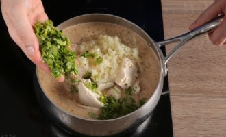 Afegiu cebes guisades i trossos de pollastre picat a la salsa, deixeu-ho coure a foc lent durant 25 minuts. Piqueu el coriandre fresc i afegiu-lo al pollastre a la salsa, afegiu-hi vinagre, sal, pebre i remeneu.