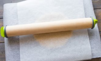 Leg het deeg tussen twee vellen bakpapier en begin met het uitrollen van het deeg tot een hoogte van vier millimeter. Leg het deeg tussen twee vellen bakpapier en begin met het uitrollen van het deeg tot een hoogte van vier millimeter.