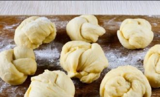 Îndoiți capetele cârnaților spre interior și apăsați puțin. Ar trebui să ajungi cu așa ceva.