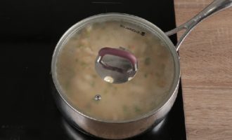 Tapeu amb una tapa i deixeu-ho bullir. Retirar del foc i refredar completament. Posar a la nevera.