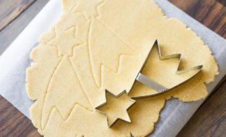Steek met behulp van verschillende uitstekers het deeg uit voor de peperkoekkoekjes die je gaat bakken. Steek met behulp van verschillende uitstekers het deeg uit voor de peperkoekkoekjes die je gaat bakken.