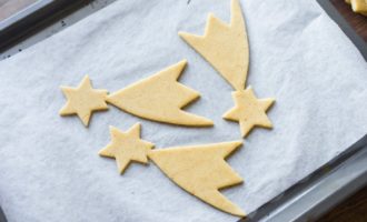 Leg het perkamentpapier met de peperkoekfiguren op een bakplaat. Leg het perkamentpapier met de peperkoekfiguren op een bakplaat.