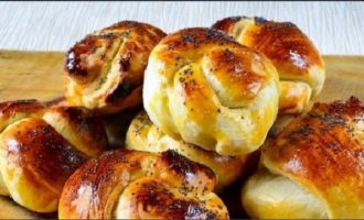 Pune foaia de copt cu chiflele la cuptorul bine incalzit pentru 15 minute. Timpul de coacere poate varia în funcție de cuptorul tău, așa că ghidează-te după aspectul prăjiturii: acesta ar trebui să crească în dimensiune, să devină maro auriu și să aibă o crustă aurie.