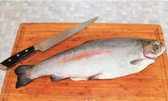 Hur bakar man öring i folie i ugnen? Till en början kommer vi att rengöra fisken, skrapa bort fjällen med en kniv, öppna magen och ta bort gälarna. Tvätta fisken och torka den med hushållspapper. Hur bakar man öring i folie i ugnen? Till en början kommer vi att rengöra fisken, skrapa bort fjällen med en kniv, öppna magen och ta bort gälarna. Tvätta fisken och torka den med hushållspapper.