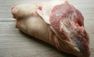 Làm thế nào để nướng thịt lợn ngon trong lò? Đầu tiên, bạn cần ngâm một lát thịt lợn tươi trong nước ấm, cạo sạch da và rửa kỹ dưới vòi nước. Bạn có thể sử dụng một bàn chải cho việc này.