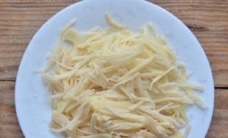 Tăiați cartofii foarte fin și subțire; pentru aceasta puteți folosi o răzătoare specială pentru morcovi coreeni.
