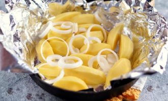 Agafeu una safata de forn o una safata de forn i folreu el recipient amb paper d'alumini en dues capes. Talleu les patates a rodanxes, cercles o falques, segons les vostres preferències, i talleu la ceba a rodanxes o mitges anelles i poseu-les sobre paper d'alumini. Agafeu una safata de forn o una safata de forn i folreu el recipient amb paper d'alumini en dues capes. Talleu les patates a rodanxes, cercles o falques, segons les vostres preferències, i talleu la ceba a rodanxes o mitges anelles i poseu-les sobre paper d'alumini.