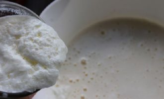 Kefir bör vara i rumstemperatur. Blanda kefir med äggblandning.