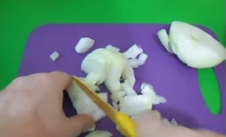 Cum să gătești supă delicioasă de ciuperci din ciuperci congelate? Curățați toate legumele pentru supă și clătiți sub jet de apă. Tăiați ceapa în cuburi mici.