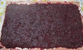 Hãy bắt đầu tạo món ăn. Một điểm quan trọng: các lớp salad phải được xếp theo thứ tự ngược lại. Trên một mặt phẳng, chúng ta trải màng bám dài khoảng 30-40 cm.Trước tiên, bạn có thể vắt bớt độ ẩm dư thừa từ củ cải bào, sau đó xếp chúng thành một lớp chẵn theo hình chữ nhật trên màng, bôi mỡ lên lớp bằng sốt mayonnaise. Lớp tiếp theo là cà rốt, dùng thìa phết lên củ cải, chừa lại 2-3 cm ở mép và bôi một lớp sốt mayonnaise. Sau đó là một lớp trứng và sốt mayonnaise. Sau đó, chúng ta xếp một lớp khoai tây nghiền lên, vì lớp này nằm ở phía trước cá trích và đã ngấm nước nên không cần phết sốt mayonnaise. Đặt cá trích và hành tây lên trên khoai tây ở giữa lớp, chừa khoảng trống rộng xung quanh các cạnh. 