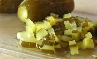 Dacă castraveții sunt apoți, atunci trebuie stoarși din excesul de lichid și tăiați în cuburi. Daca vrei o salata mai suculenta, adauga mai multi castraveti.
