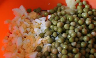 Traieu la closca dels ous i talleu-los a daus de mida estàndard. Afegiu els ous i els pèsols preparats a un bol comú.