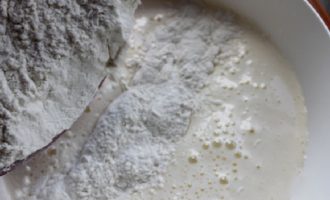 Sikta mjölet genom en sil, tillsätt läsk och bakpulver, blanda. Tillsätt mjöl i degen i små portioner, blanda igen, degen ska bli porös och luftig.