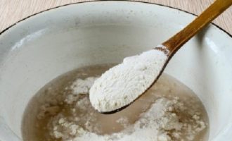 Acum trebuie să cerneți 2 linguri de făină la drojdie și zahăr (luați-le din cele 450 de grame indicate).