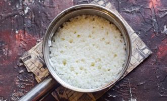 În timp ce orezul se gătește, amestecați-l periodic, altfel cerealele se vor lipi cu siguranță de tigaie.