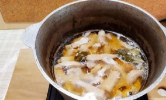 Ngayon kumuha ng isang kawali ng tubig at ilagay ang baboy dito. Kinakailangan na ang karne ay ganap na nasa ilalim ng tubig.Ilagay sa kalan para kumulo. Pagkatapos ay i-low ang apoy at itapon ang bay leaf at peppercorns. Niluluto namin ang karne.