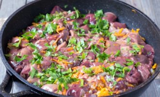 Când rădăcinoasele sunt suficient de prăjite, adăugați în tigaie ficatul și, dacă doriți, pătrunjelul tocat. Prăjiți ingredientele la foc moderat, fără capac, amestecându-le în mod regulat. Când rădăcinoasele sunt suficient de prăjite, adăugați în tigaie ficatul și, dacă doriți, pătrunjelul tocat. Prăjiți ingredientele la foc moderat, fără capac, amestecându-le în mod regulat.