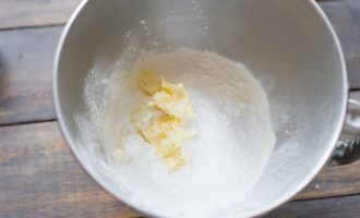 Voeg de gezeefde bloem en het maizena toe aan de mengkom of een handige kom om het deeg te maken. Voeg daar bakpoeder, boter en eieren toe. Voeg de gezeefde bloem en het maizena toe aan de mengkom of een handige kom om het deeg te maken. Voeg daar bakpoeder, boter en eieren toe.