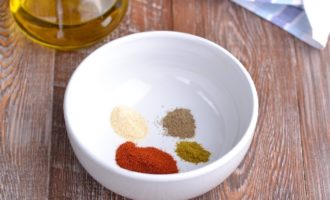 Sa isang hiwalay na mangkok, paghaluin ang sariwang giniling na itim na paminta, matamis na paprika powder, tuyo na bawang at suneli hops.