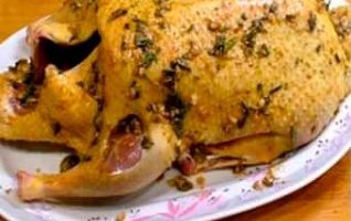 Paano masarap maghurno ng pabo sa oven? Banlawan ng maigi ang bangkay ng ibon sa ilalim ng mainit na tubig na umaagos at tuyo gamit ang isang tuwalya sa kusina. Para sa mga manok na hindi ginagamot, alisin muna ang anumang natitirang balahibo gamit ang sipit, paso ang bangkay at alisin ang lahat ng mga panloob na organo. Ibuhos ang ipinahiwatig na halaga ng asin at lahat ng pampalasa sa mangkok, magdagdag ng langis ng mirasol, sariwang orange juice mula sa isang orange at tinadtad na bawang. Haluing mabuti ang marinade na ito para matunaw ang asin. Ilagay ang ibon sa isang malaking plato. Ikalat ang nagresultang pag-atsara sa lahat ng panig ng bangkay, kuskusin ang pag-atsara sa karne.
