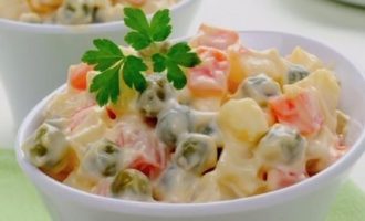 Inainte de servire, salata se poate da la frigider 1-2 ore.