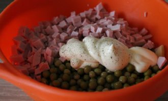 Peleu la botifarra bullida, talleu-la a daus petits i aboqueu-la a l'amanida. Afegiu maionesa a l'Olivier (no necessàriament tot el paquet), ruixeu-hi pebre mòlt i sal, si cal.