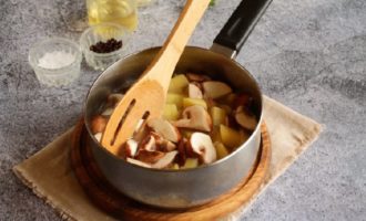 Aboqueu brou o aigua pura purificada a la cassola. La quantitat de líquid ha de ser suficient per cobrir tots els ingredients. Afegiu-hi la sal i les espècies més tard, però de moment només feu a foc lent tots els ingredients de la sopa al brou durant quinze minuts.