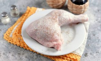 Comença a preparar el pollastre. Cal combinar el vinagre amb l'oli d'oliva, la salsa de soja i abocar la barreja per tots els costats del pollastre. A continuació, sal el pollastre i espolvoreu-lo amb pebre, afegiu-hi altres espècies si voleu. Comença a preparar el pollastre. Cal combinar el vinagre amb l'oli d'oliva, la salsa de soja i abocar la barreja per tots els costats del pollastre. A continuació, sal el pollastre i espolvoreu-lo amb pebre, afegiu-hi altres espècies si voleu.