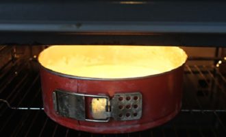 Smörj en ugnsform med smör, fyll den med deg och sätt in den i ugnen. Grädda i 180 grader i 35-40 minuter. Vi kontrollerar tårtans beredskap genom att genomborra den med en torr trätandpetare. Om du inte planerar att använda sockerkakan för att göra kakan, medan den fortfarande är väldigt varm, strö ytan med strösocker, kyl den och bjud in gästerna på te.