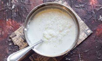 Adăugați lapte în terci și gătiți până când terciul este complet fiert. Asigurați-vă că laptele nu curge în timp ce amestecați conținutul cratiței. Cu câteva minute înainte de a fi gata, sărați terciul și adăugați zahăr.