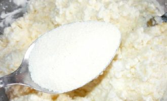 Rör om blandningen tills den blandas och tillsätt mannagryn. Låt blandningen stå i 10 minuter så att semlan hinner svälla och absorbera överflödig fukt.