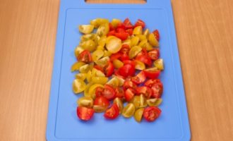 Rentar els tomàquets i tallar-los a rodanxes.