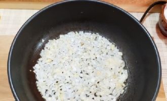 Sa oras na ito, i-chop ang sibuyas, maaari mong i-cut ito sa mga piraso o kalahating singsing, hangga't gusto mo. At iprito ito.