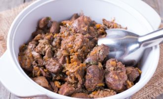 După zece până la cincisprezece minute, când ficatul este fiert, transferați ingredientele într-un recipient convenabil și măcinați totul împreună până devine cremos folosind un blender de imersie. Lucrați cu atenție pentru a obține o consistență uniformă a vasului. După zece până la cincisprezece minute, când ficatul este fiert, transferați ingredientele într-un recipient convenabil și măcinați totul împreună până devine cremos folosind un blender de imersie. Lucrați cu atenție pentru a obține o consistență uniformă a vasului.