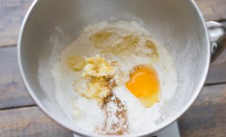 Voeg in dit stadium onmiddellijk kaneel en gemalen gember toe. Zorg ervoor dat u droog voedsel neemt. Naast kaneel en gember is het toegestaan om nootmuskaat, cacao en gemalen kruidnagel aan het deeg toe te voegen. Dit maakt uw peperkoekkoekjes uniek van smaak. Voeg in dit stadium onmiddellijk kaneel en gemalen gember toe. Zorg ervoor dat u droog voedsel neemt. Naast kaneel en gember is het toegestaan om nootmuskaat, cacao en gemalen kruidnagel aan het deeg toe te voegen. Dit maakt uw peperkoekkoekjes uniek van smaak.