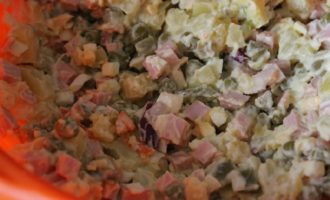 Remeneu l'amanida perquè la maionesa cobreixi uniformement cada ingredient picat. Tasteu i, si cal, afegiu-hi sal.