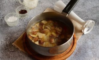 Quan les patates estiguin a punt, retireu la cassola amb els ingredients del foc i barregeu els ingredients a la cassola amb una batedora d'immersió fins que la mescla sigui totalment homogènia. A continuació, torneu la paella als fogons.