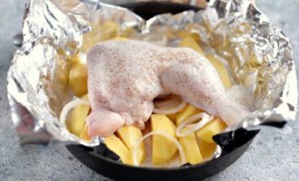 Enceneu el forn a 180 graus fins que estigui completament escalfat. A continuació, col·loqueu el pollastre sobre les patates, afegiu-hi una mica d'aigua i emboliqueu el plat semielaborat amb paper d'alumini, sense deixar zones al descobert. Col·loqueu el recipient amb el plat al forn ja calent durant 40 minuts en mode de convecció. Enceneu el forn a 180 graus fins que estigui completament escalfat. A continuació, col·loqueu el pollastre sobre les patates, afegiu-hi una mica d'aigua i emboliqueu el plat semielaborat amb paper d'alumini, sense deixar zones al descobert. Col·loqueu el recipient amb el plat al forn ja calent durant 40 minuts en mode de convecció.