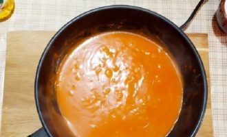 Kapag ang sibuyas ay gumaan at naging malambot, magdagdag ng harina dito at ihalo nang maigi. Ngayon magdagdag ng tomato paste at tubig. Magdagdag ng tubig sa isang halaga na ang buong masa ay katulad ng kapal sa kulay-gatas. Salt at magdagdag ng isang pakurot ng asukal dito. Panatilihin ang apoy sa loob ng 5 minuto.