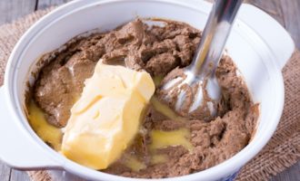 Adăugați untul, pe care trebuie să-l scoateți din frigider în prealabil, în recipientul cu pateu și bateți totul din nou cu un blender, astfel încât untul să fie distribuit uniform în structura pateului. Adăugați untul, pe care trebuie să-l scoateți din frigider în prealabil, în recipientul cu pateu și bateți totul din nou cu un blender, astfel încât untul să fie distribuit uniform în structura pateului.