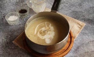 Aboqueu amb cura la nata a temperatura ambient o lleugerament escalfada en un raig prim. Afegiu herbes i espècies al vostre gust, sal i remeneu la crema.