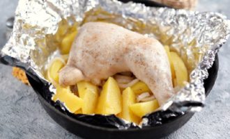 Passat el temps previst, augmentar la temperatura al forn a dos-cents graus i desembolicar el paper d'alumini. Deixeu el pollastre al forn durant vint minuts amb la part superior descoberta per obtenir una pell cruixent. Passat el temps previst, augmentar la temperatura al forn a dos-cents graus i desembolicar el paper d'alumini. Deixeu el pollastre al forn durant vint minuts amb la part superior descoberta per obtenir una pell cruixent.
