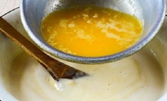 Topiți untul într-o cratiță mică sau cuptorul cu microunde. Așteptați până când uleiul s-a răcit, apoi introduceți-l treptat în aluat.