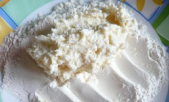 Före varje cheesecake, blöt händerna i kallt vatten, ta en liten del av degen och forma den till en boll. Rulla varje cheesecake i mjöl och pressa till sist lätt med handflatorna på båda sidor för att bilda tjocka kakor.